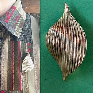 Vintage leaf twist brooch